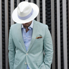 Laden Sie das Bild in den Galerie-Viewer, Nevis