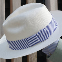 Laden Sie das Bild in den Galerie-Viewer, Nevis